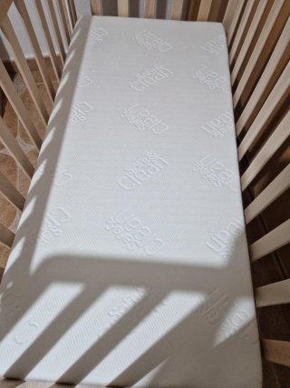 Cuna de bebé de madera