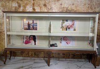 Vitrina de cristal y madera