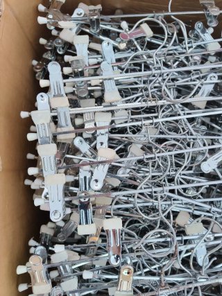 Lote +200 perchas infantiles madera y metal
