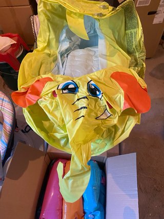 Piscina infantil y flotador elefante