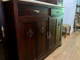 Cómoda o recibidor de roble con vitrinas