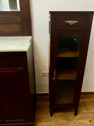 Cómoda o recibidor de roble con vitrinas