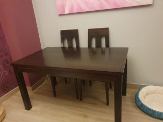 Mesa comedor madera oscura + 4 sillas