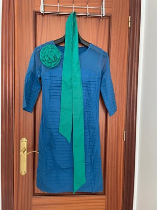 Vestido cóctel azul con flor verde