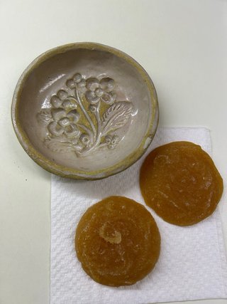 Antica formina in terracotta decorata