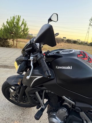 Kawasaki Z650 negro mate LIMITADA