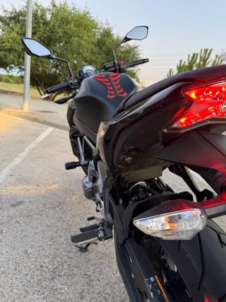 Kawasaki Z650 negro mate LIMITADA
