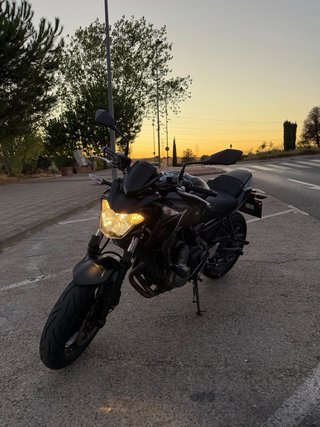 Kawasaki Z650 negro mate LIMITADA