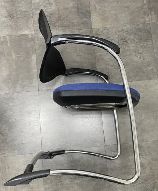 Sillas de oficina azules y negras