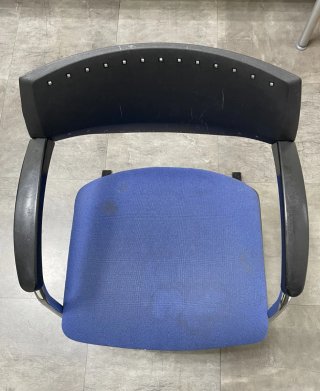 Sillas de oficina azules y negras