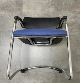 Sillas de oficina azules y negras