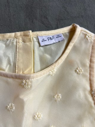 Vestido amarillo de tul con flores
