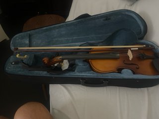 Violín con hombrera y funda
