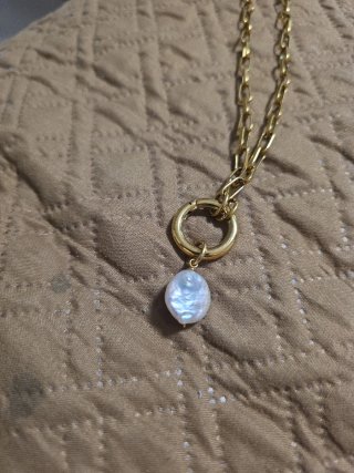 Collar dorado con colgante de perla