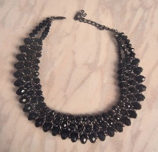 Collana girocollo con perle nere