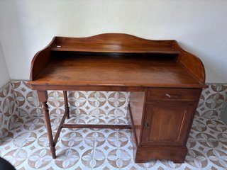 Escritorio de madera con cajón y puerta