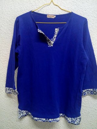 Blusa Azul Eléctrico con Detalles Blancos - Ideias