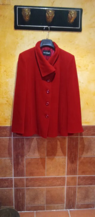 Chaquetó Rojo marca corte ingles.