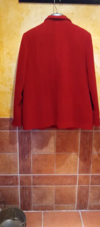 Chaquetó Rojo marca corte ingles.