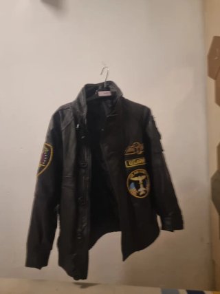 Chaqueta de cuero negra con parches de 8 10 años