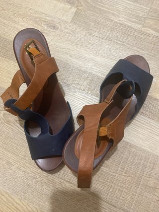 Sandalias de cuña azul y marrón
