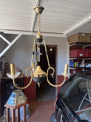 Lámpara de araña dorada y negra