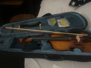 Violín con accesorios: hombrera y cuerdas