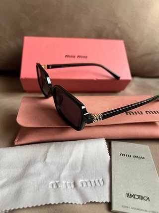 Occhiali da sole ispirati a Miu Miu in nero