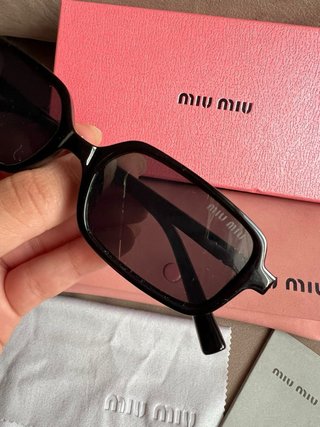 Occhiali da sole ispirati a Miu Miu in nero