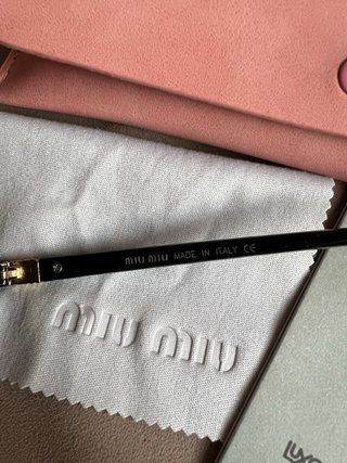 Occhiali da sole ispirati a Miu Miu in nero