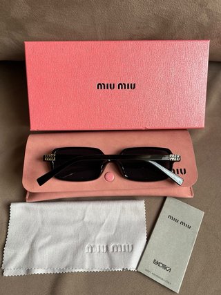 Occhiali da sole ispirati a Miu Miu in nero