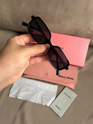 Occhiali da sole ispirati a Miu Miu in nero