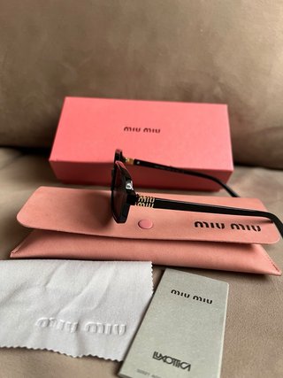 Occhiali da sole ispirati a Miu Miu in nero