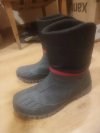 Botas impermeables grises y negras