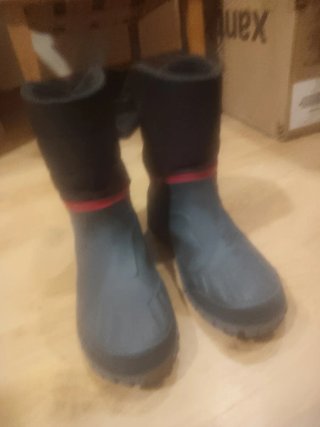 Botas impermeables grises y negras