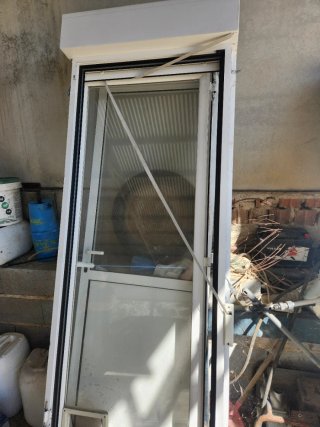 Puerta aluminio blanco con puente térmico.