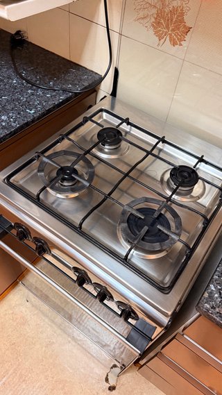 Cocina de gas Rommer 4 fuegos con horno y grill