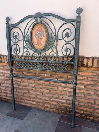 2 Cabeceros de forja con diseño floral