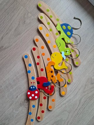 Perchas infantiles de madera con animales
