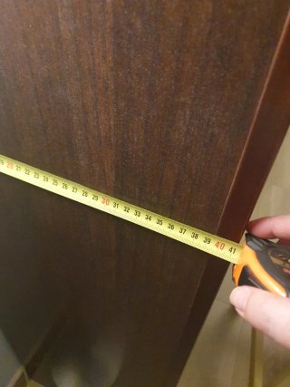 Mueble vitrina de madera marrón