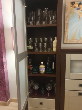 Mueble vitrina de madera marrón