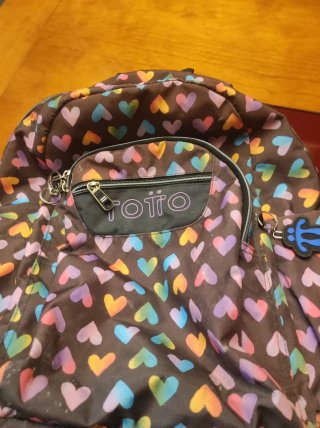 Mochila Totto niña con corazones