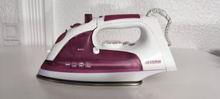 Plancha de ropa morada y blanca más útil