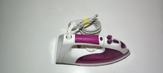 Plancha de ropa morada y blanca más útil