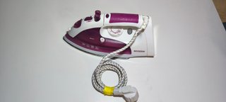 Plancha de ropa morada y blanca más útil