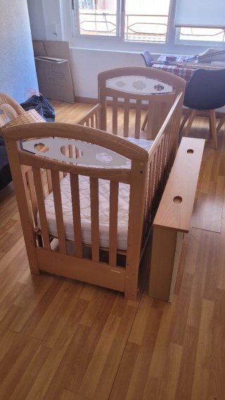 Cuna de bebé con colchón y sábanas