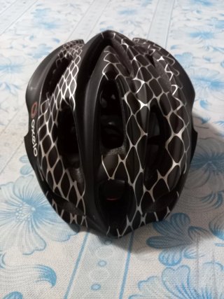 Casco Oxelo Bici/Patin Negro Diseño Escamas
