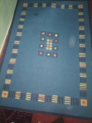 Alfombra azul con diseño geométrico