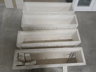 4 Jardineras de piedra con diseño