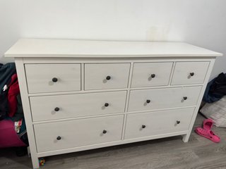 Cómoda blanca de madera